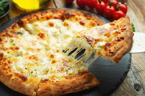 Comment réussir une pizza aux légumes grillés avec une pâte fine et croustillante ?