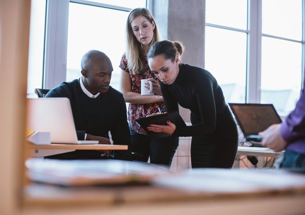 Comment préparer une soupe de tomates rôties avec du basilic frais?